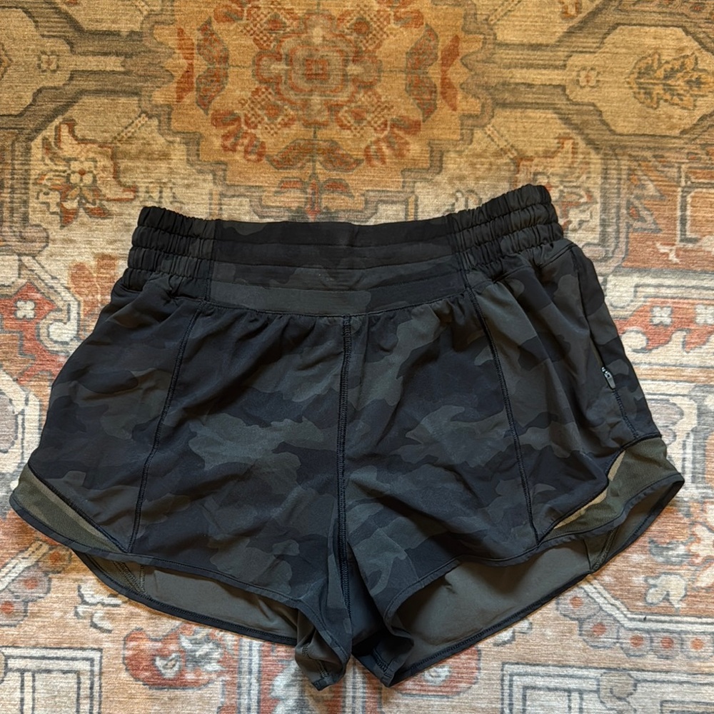 Lululemon women’s Hotty Hot high rise shorts 2.5” in camo